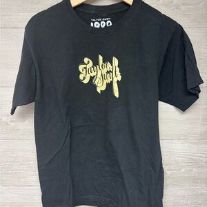 Taylor Swift
CAUSE I DON'T KNOW HOW IT GETS BETTER THAN THIS BLACK T-SHIRT.